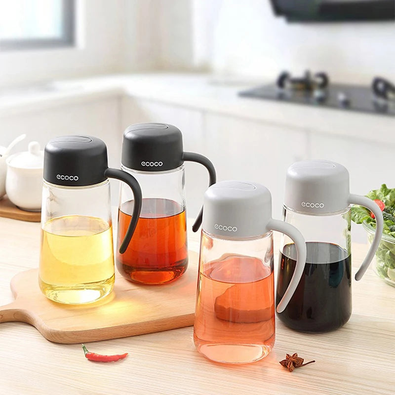 Keep your kitchen clean with this anti-drip design oil and vinegar jug. Its modern design ensures effortless use while maintaining a sleek countertop appearance.